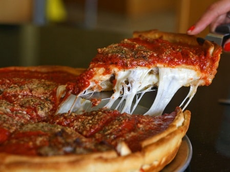 Deep-Dish Pizza อาหารอเมริกันที่ต้องลอง